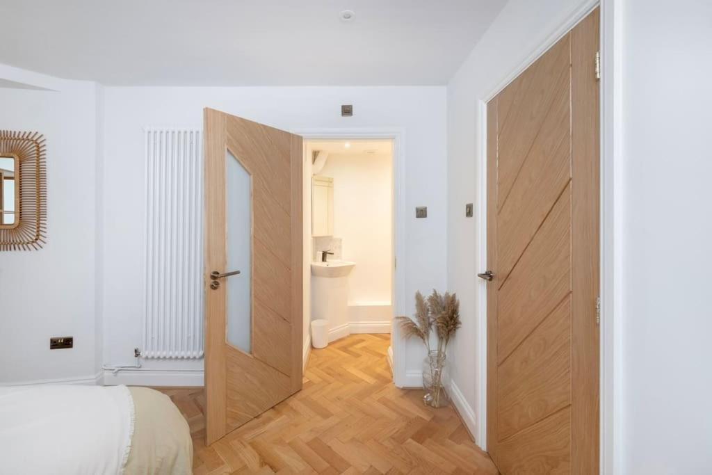 Spacious Apartment - 5 Minutes Walk To Bath Abbey ภายนอก รูปภาพ