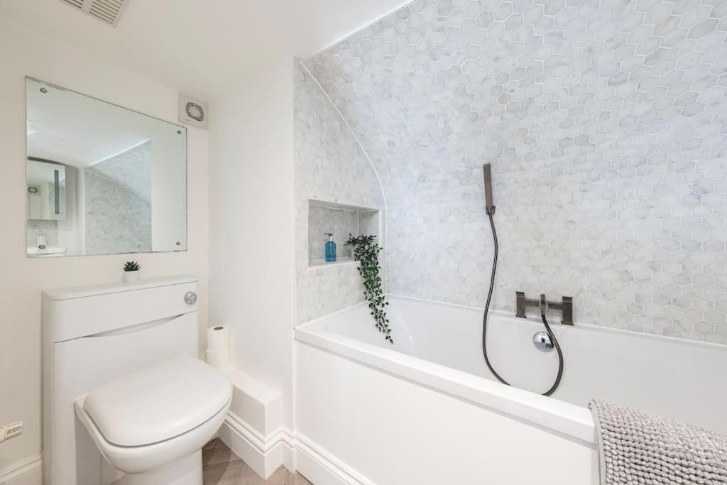 Spacious Apartment - 5 Minutes Walk To Bath Abbey ภายนอก รูปภาพ